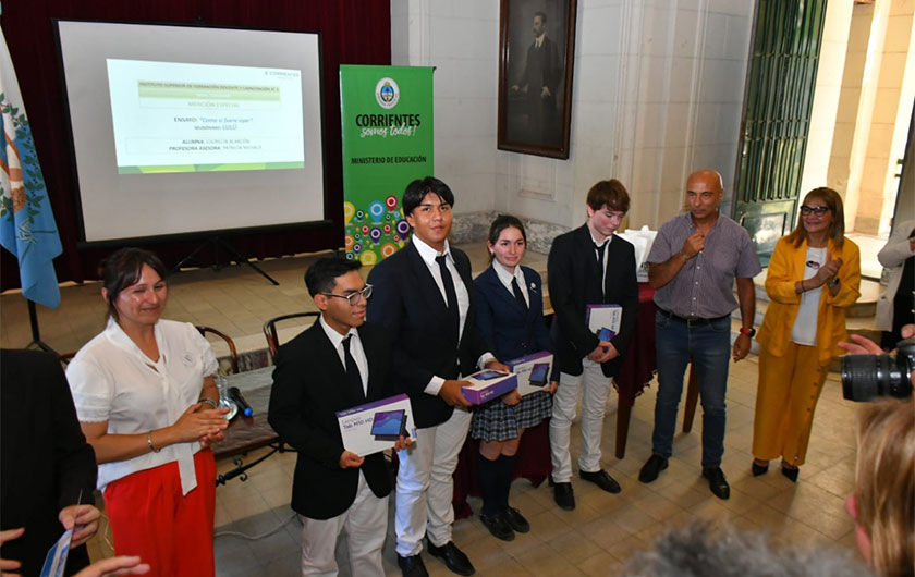 docentes y alumnos en entrega de premios