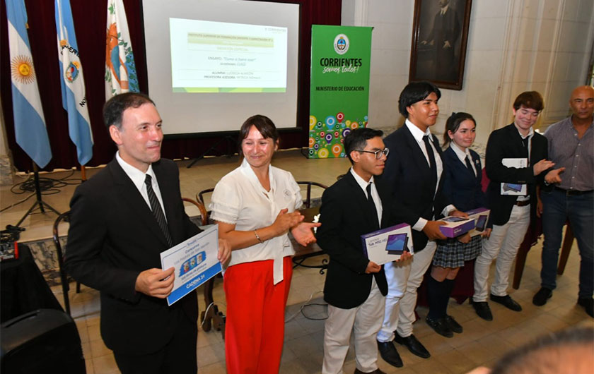 docentes y alumnos en entrega de premios