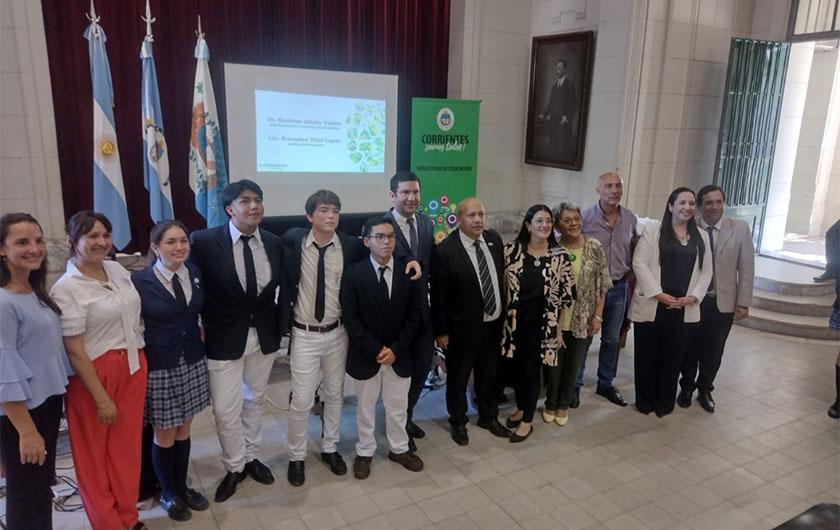 docentes y alumnos en entrega de premios