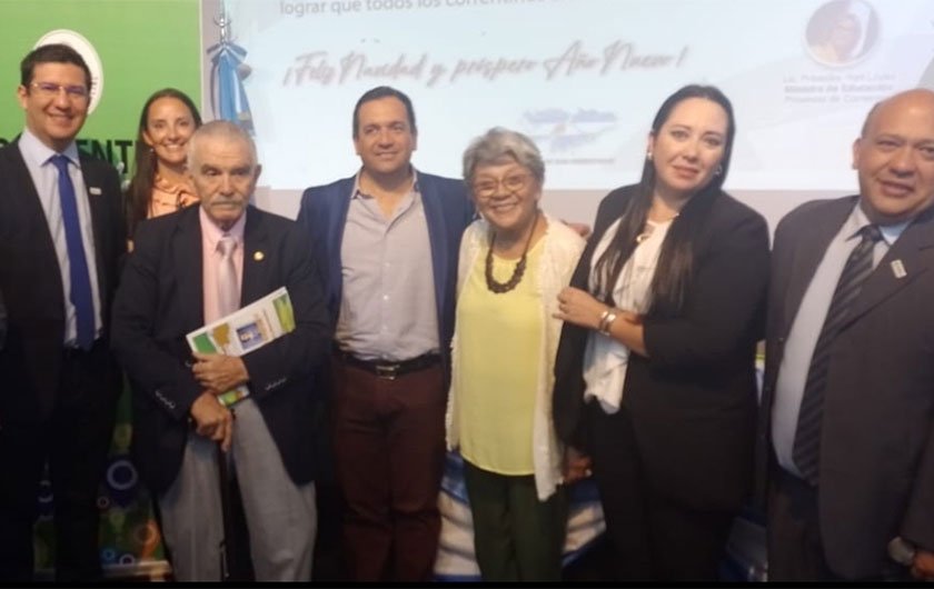 autoridades del Ministerio de Educación en entrega de premios