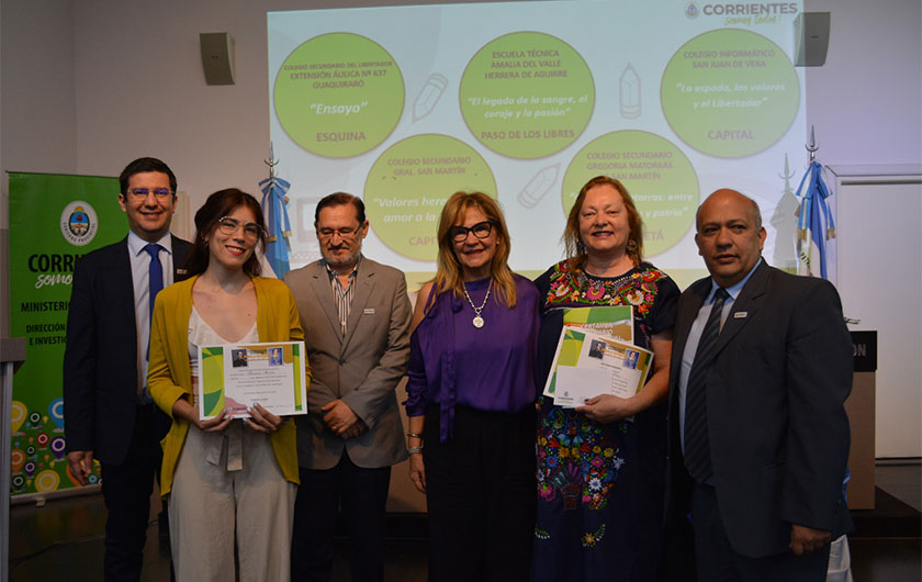 autoridades del Ministerio de Educación en entrega de premios