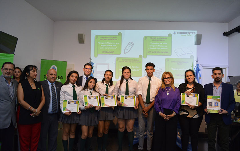 autoridades del Ministerio de Educación en entrega de premios