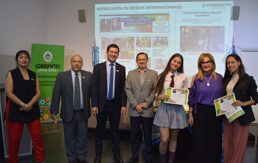 autoridades del Ministerio de Educación en entrega de premios