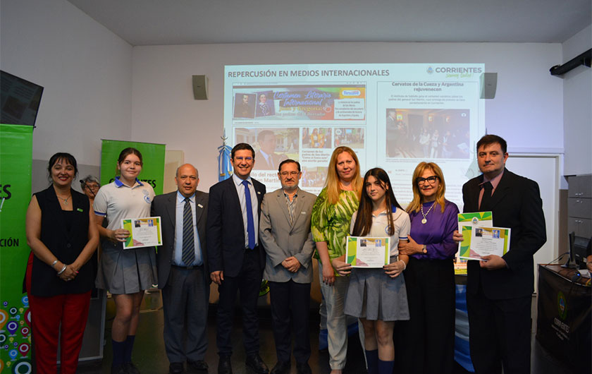 autoridades del Ministerio de Educación en entrega de premios