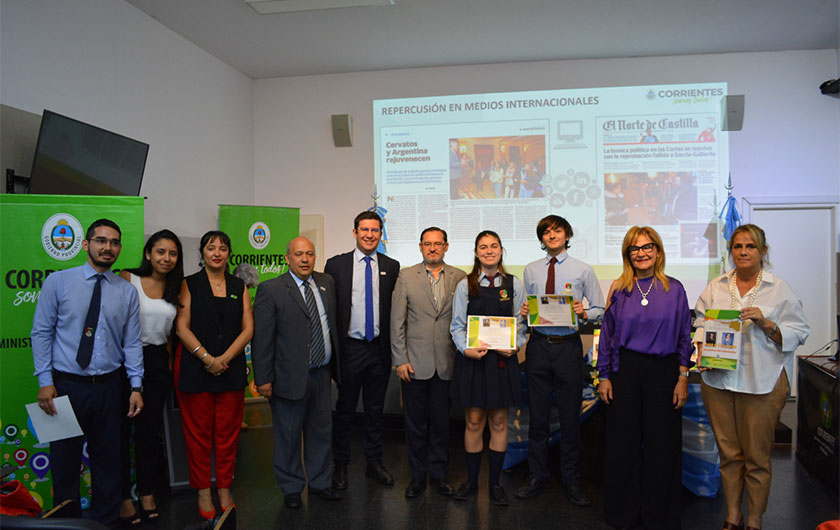 autoridades del Ministerio de Educación en entrega de premios