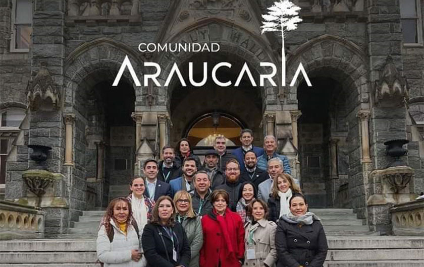 autoridades del Ministerio de Educación en Comunidad Araucaria