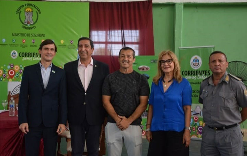 autoridades posando en acto de apertura para el examen de ingreso a la XVI promoción de subadjutores auxiliares de la Escuela Penitenciaria Lisandro Segovia