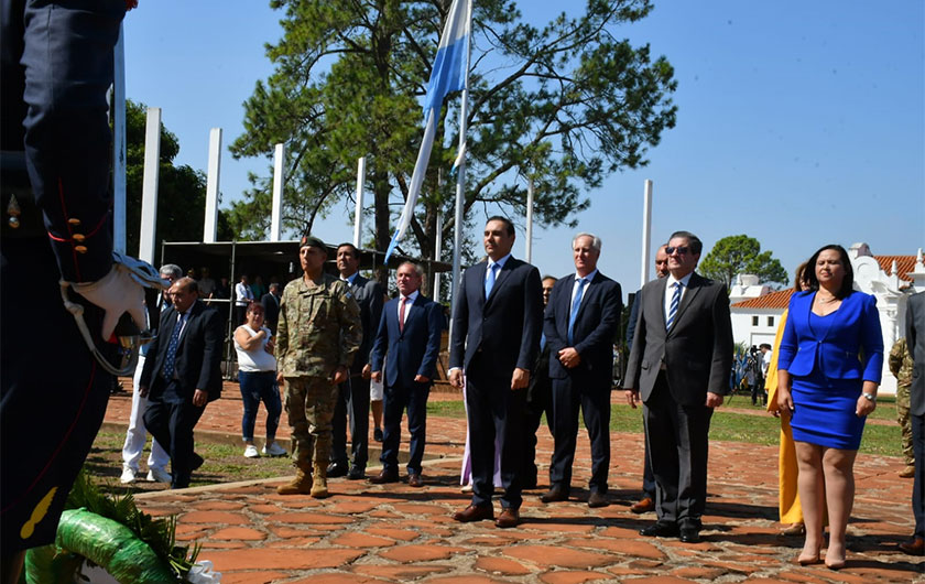 autoridades del estado provincial en acto del aniversario de San Martín