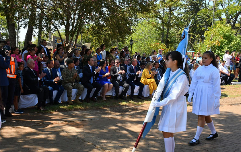 alumnas de escuela llevando la bandera de ceremonia en acto de aniversario del nacimiento de San Martín