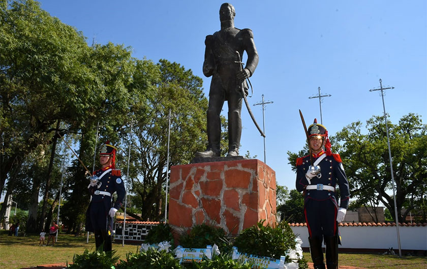 estatua de San Martín y granaderos