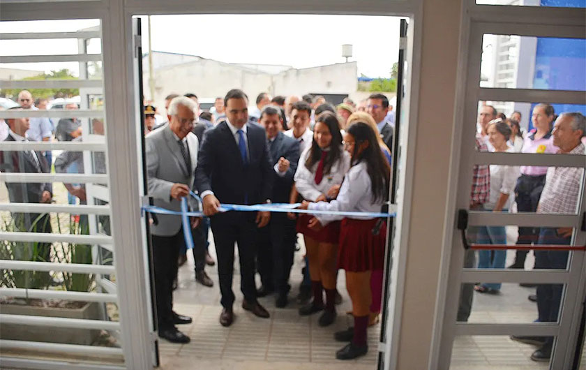 autoridades provinciales cortando la cinta en inauguración del nuevo edificio escolar Santa Lucía