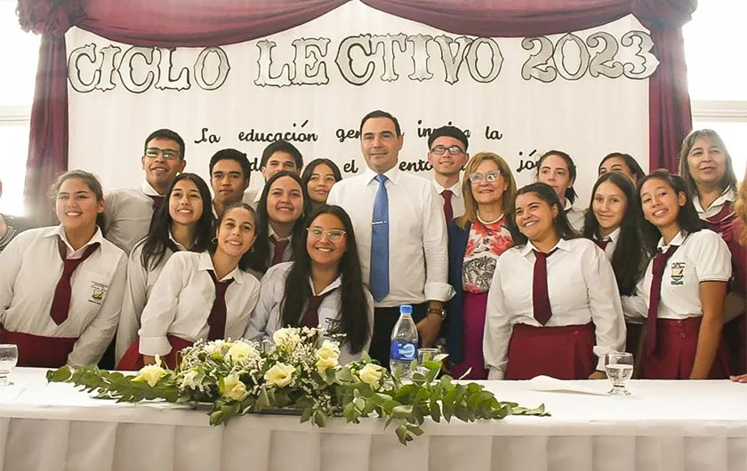 Gobernador Valdés y Ministra de Educación Práxedes López en Inauguración