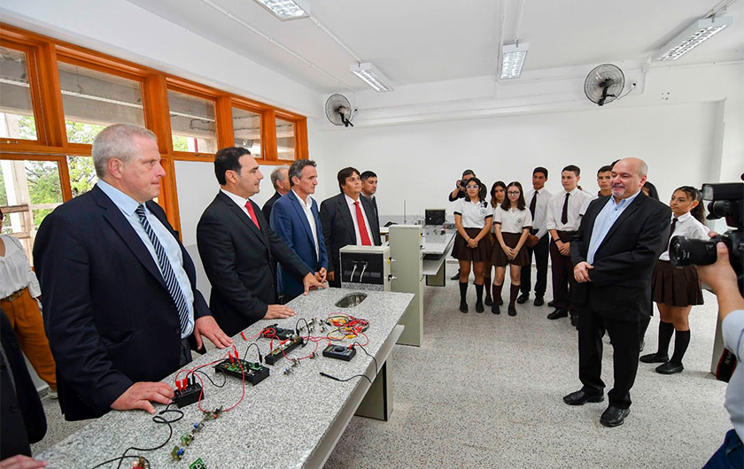 autoridades provinciales en inauguración de la ampliación y refacción de la escuela técnica