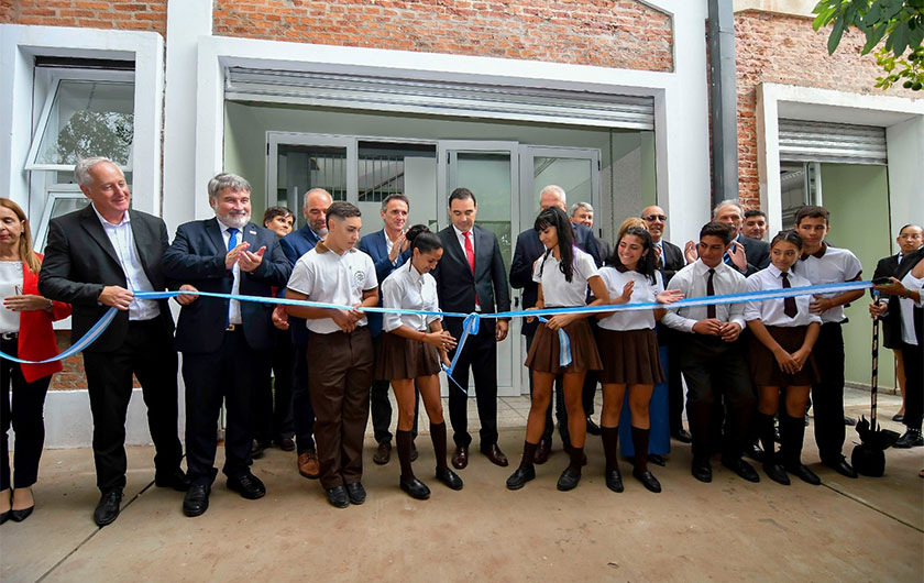 corte de cinta en inauguración de la ampliación y refacción de la escuela técnica