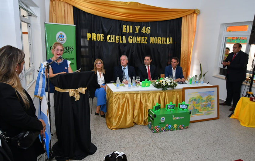 docente hablando en acto de inauguración de Jardín de Infantes 46