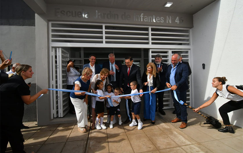 corte de cinta en acto de inauguración