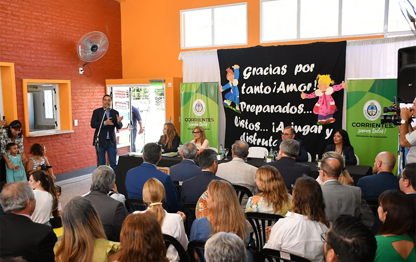 Gobernador Valdés em acto de inauguración