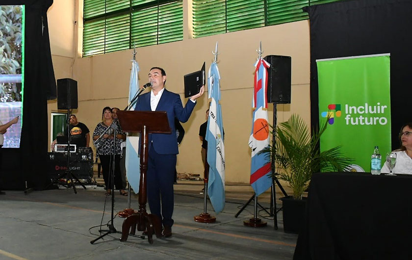 Gobernador Valdés en entrega de netbooks