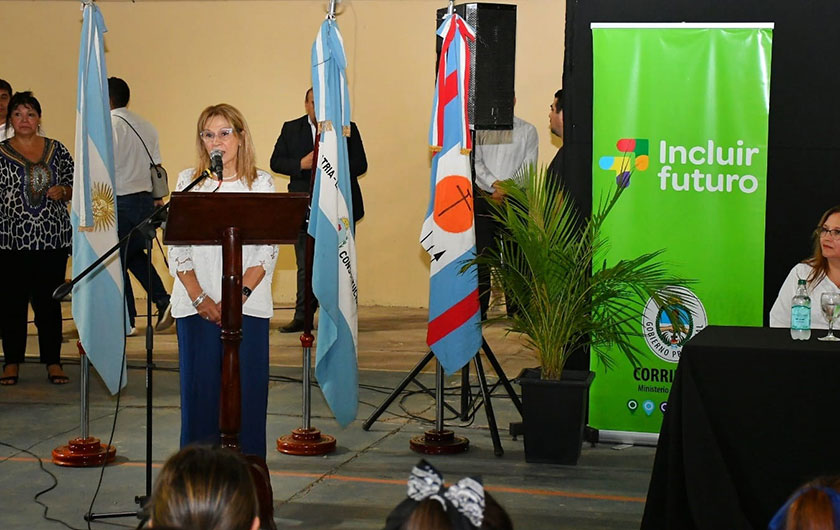 Ministra de Educación Práxedes López en entrega de netbooks