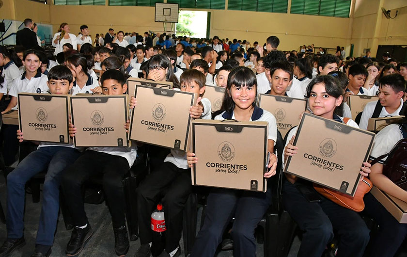 alumnos con las netbooks entregadas