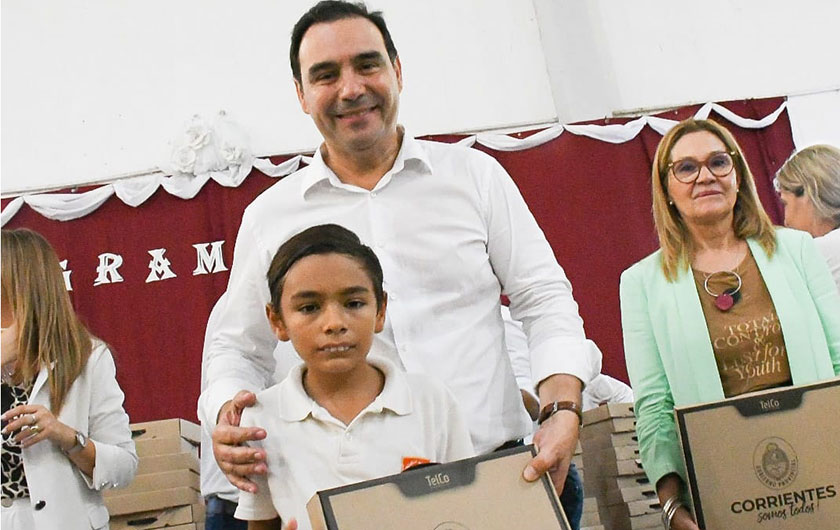 Gobernador Valdés entregando una notebook