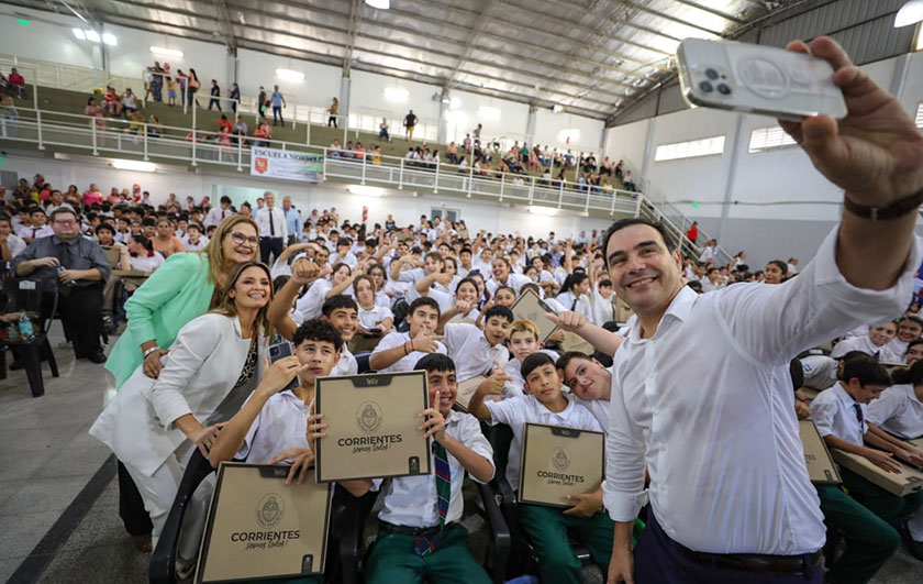 Ministra y Gobernador con alumnos en entrega de notebooks