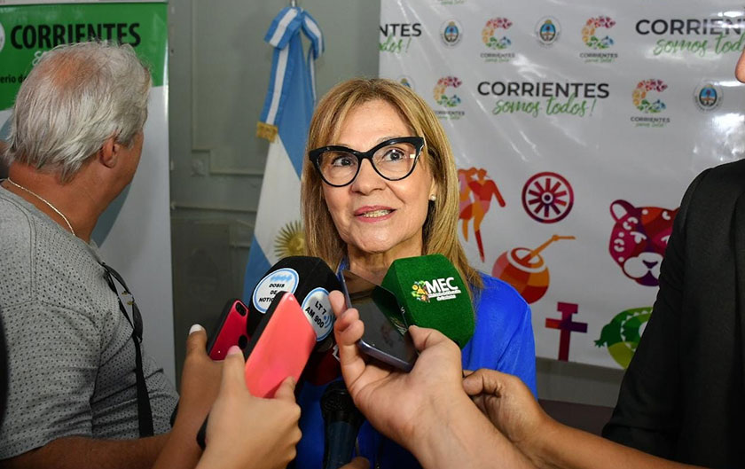 Ministra de Educación hablando con la prensa