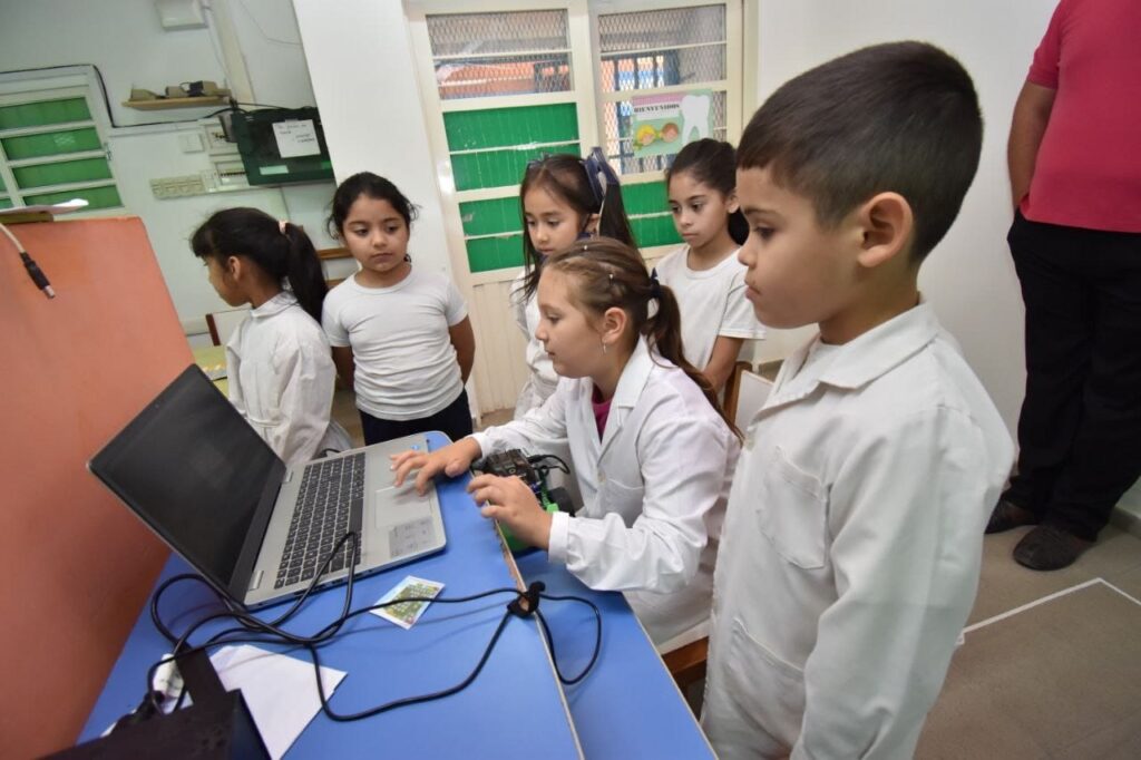 alumnos de primaria en robótica