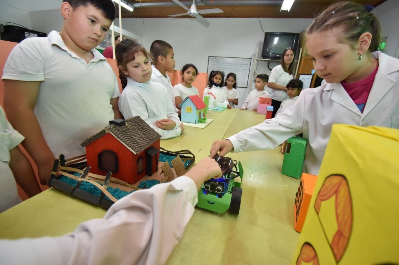 alumnos de primaria en robótica