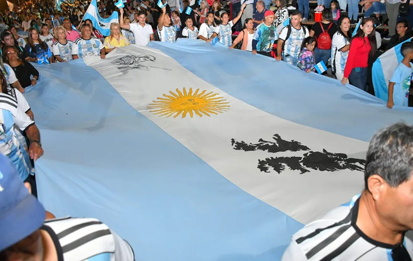 Bandera en el desfile del acto central por el 41° Aniversario de la gesta de Malvinas