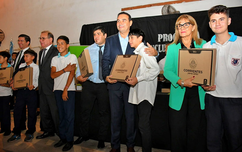 Entrega de notebooks a establecimientos educativos de capital