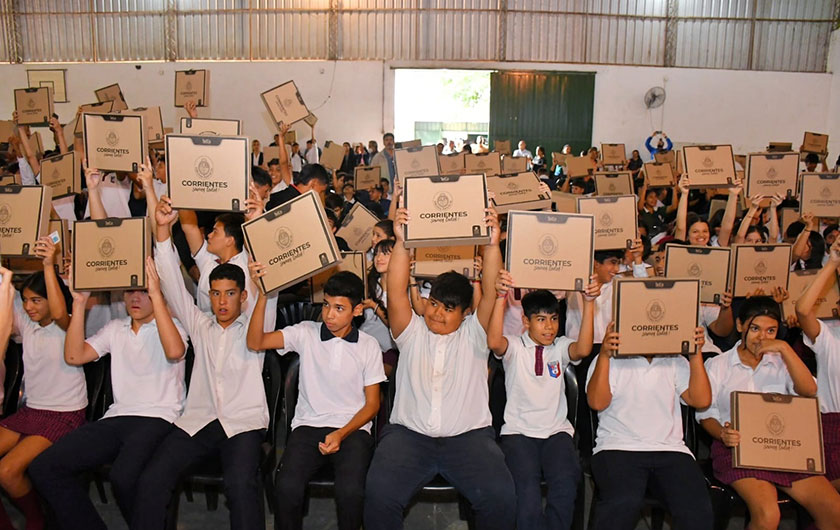 Entrega de notebooks a establecimientos educativos de capital