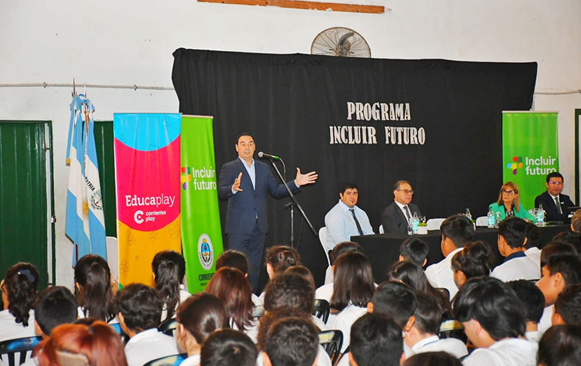 Entrega de notebooks a establecimientos educativos de capital