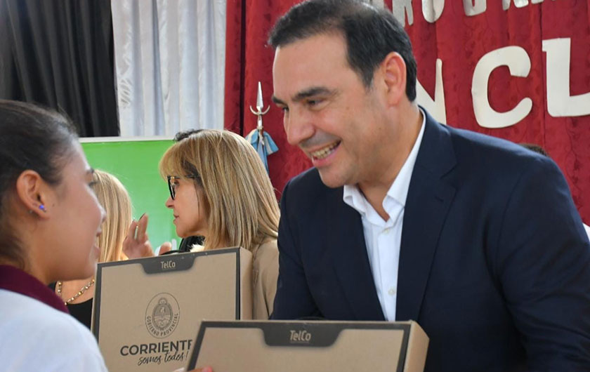 Gobernador entregando notebook a alumna