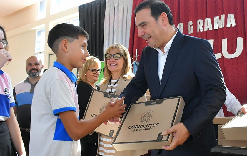 Gobernador entregando notebook a alumno