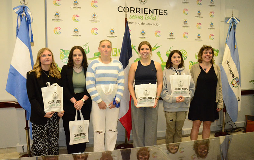 Delegación de estudiantes francesas visitó el Ministerio de Educación