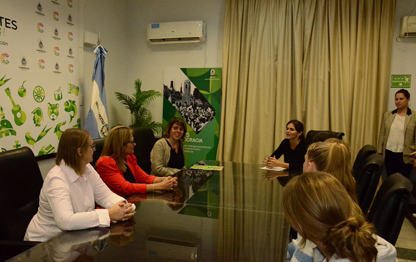 Delegación de estudiantes francesas visitó el Ministerio de Educación