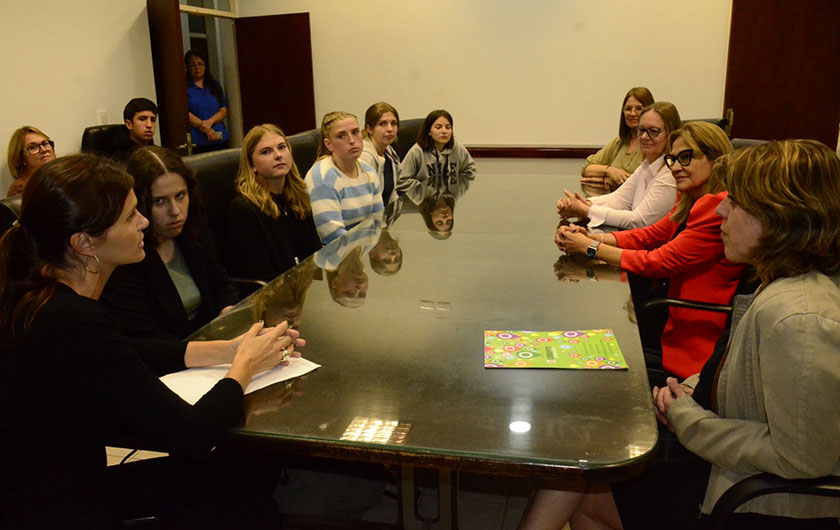 Delegación de estudiantes francesas visitó el Ministerio de Educación