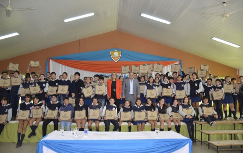 autoridades del Ministerio de Educación entregando notebooks a alumnos de secundaria