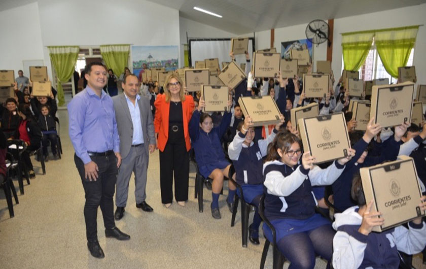 autoridades del Ministerio de Educación entregando notebooks a alumnos de secundaria