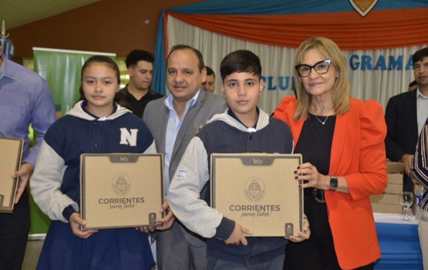 autoridades del Ministerio de Educación entregando notebooks a alumnos de secundaria