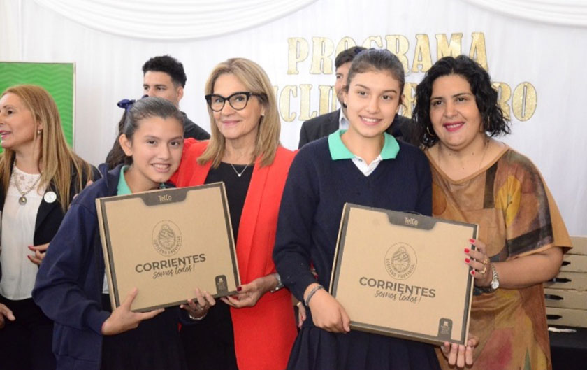 Ministra de Educación Práxedes López entregando notebook a alumna de secundaria