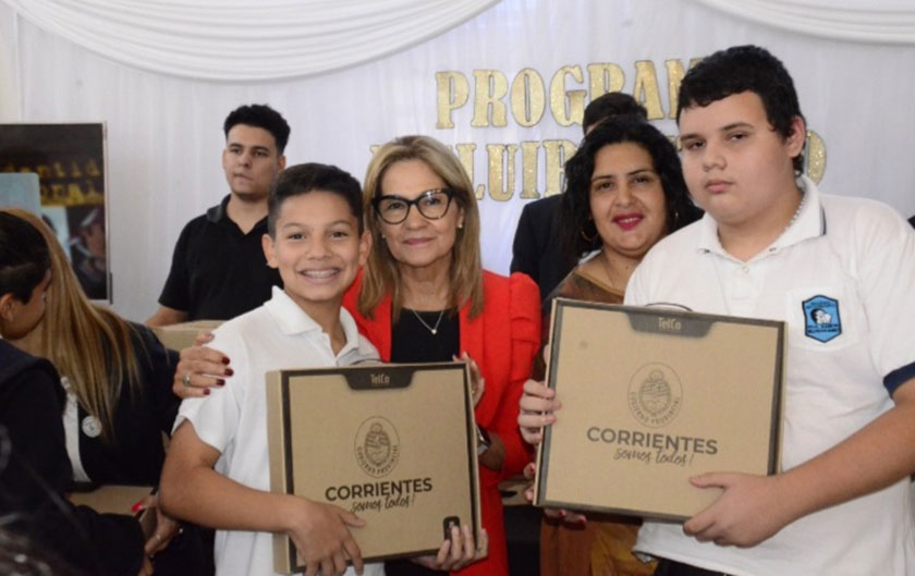 Ministra de Educación Práxedes López entregando notebook a alumnos de secundaria