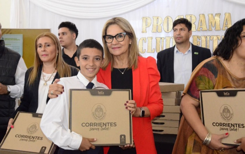 Ministra de Educación Práxedes López entregando notebook a alumno de secundaria