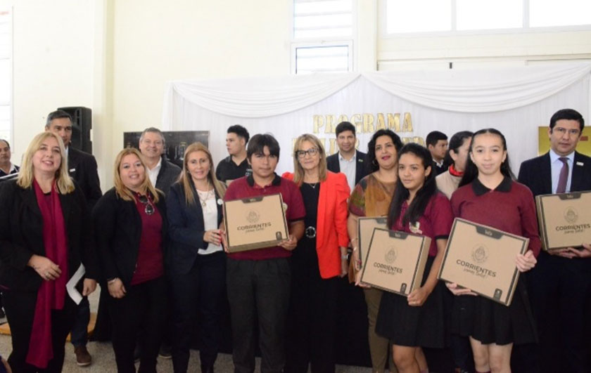 autoridades del Ministerio de Educación y alumnos posando