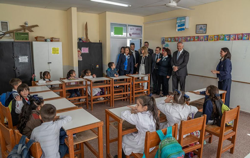 La ministra de Educación y el Embajador de EEUU visitaron la Escuela N°404 y entregaron equipamiento