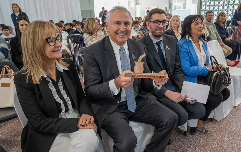 La ministra de Educación y el Embajador de EEUU visitaron la Escuela N°404 y entregaron equipamiento