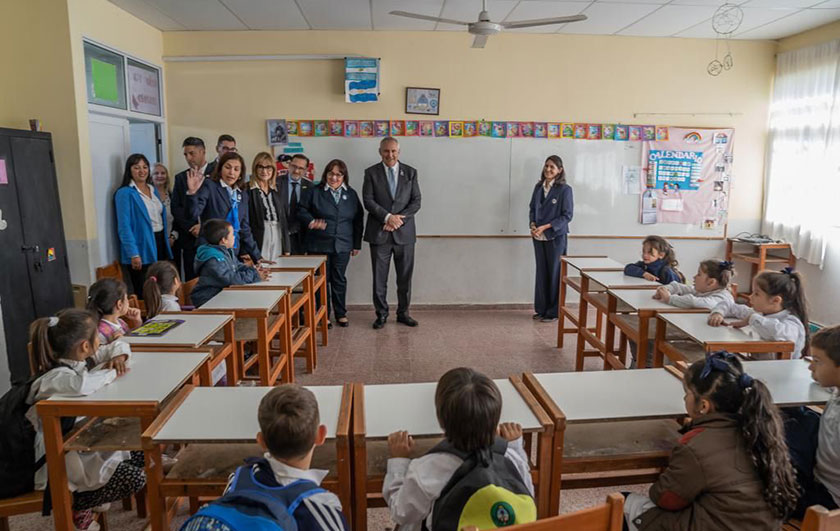 La ministra de Educación y el Embajador de EEUU visitaron la Escuela N°404 y entregaron equipamiento