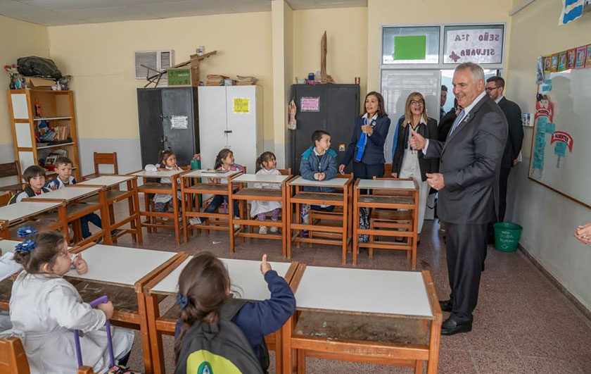 La ministra de Educación y el Embajador de EEUU visitaron la Escuela N°404 y entregaron equipamiento