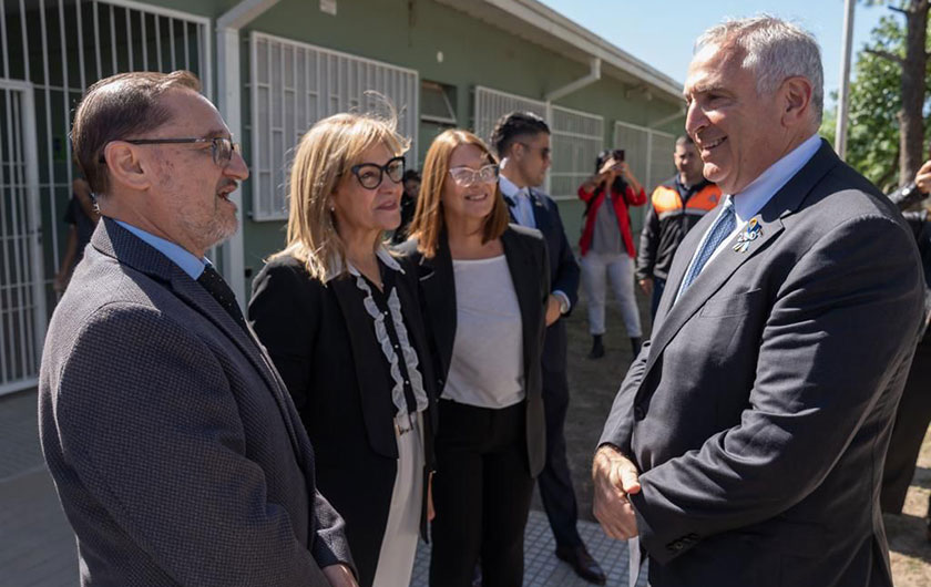 La ministra de Educación y el Embajador de EEUU visitaron la Escuela N°404 y entregaron equipamiento